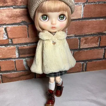 브라이스 아웃핏 캣 보아 / 라이트 베이지 숏 기장 코트