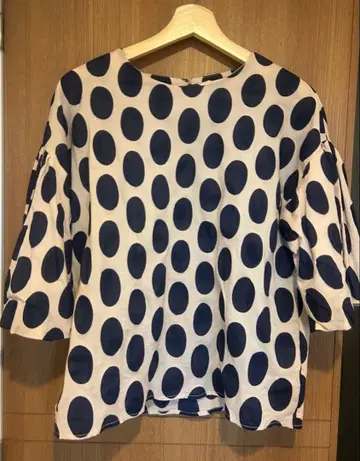 뮤맨 H 물방울 패턴 플레어 슬리브 튜닉 반팔