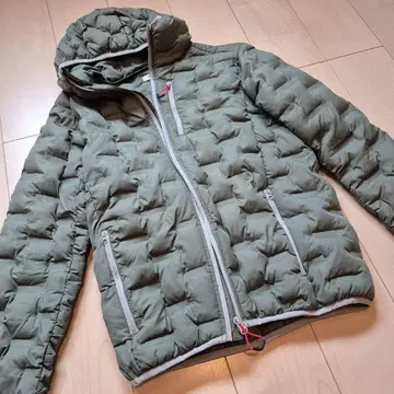 올리브 그린 후드 부착 다운 자켓