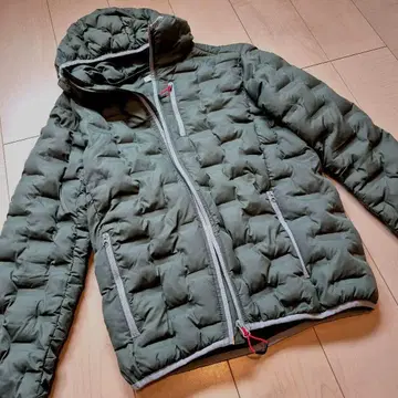 올리브 그린 후드 부착 다운 자켓