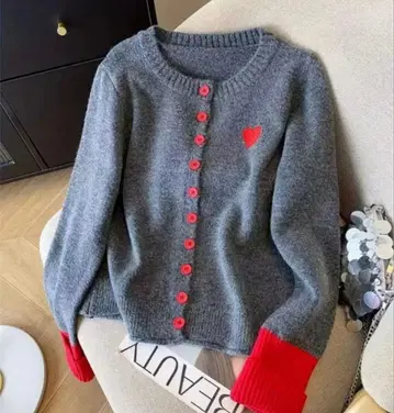 새상품! 그레이와 빨간색 배색 가디건 하트 원포인트 빨간 버튼