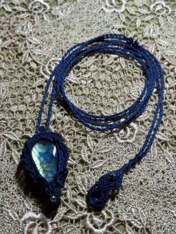 래브라도 라이트 마크라메 뜨기 목걸이