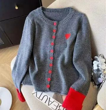 새상품! 그레이와 빨간색 배색 가디건 하트 원포인트 빨간 버튼