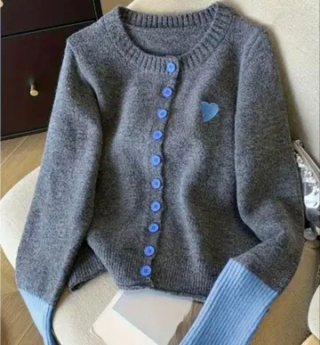 새상품! 그레이와 스카이블루 배색 가디건 하트 원포인트 스카이블루 버튼