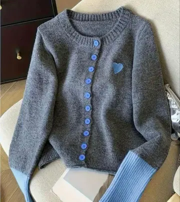 새상품! 그레이와 스카이블루 배색 가디건 하트 원포인트 스카이블루 버튼