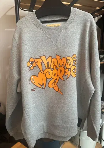 이번 시즌 가을/겨울 제품 토마스 맥파이 그레이 맨투맨