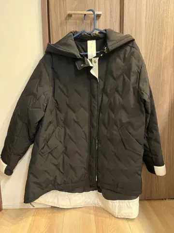 Risley 블랙 퀼팅 자켓 탈부착 후드