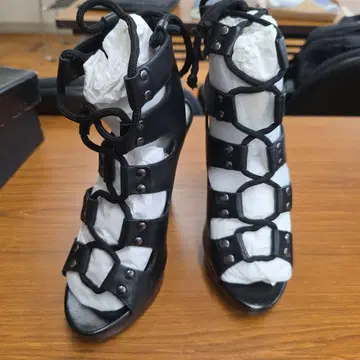 CARLOS 카를로스 산타나 블랙 레이스업 샌들