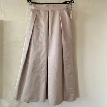 유나이티드 애로우즈 광택 베이지 플레어 스커트