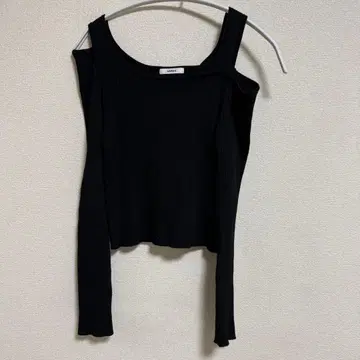 MIRUA 블랙 오프숄더 니트