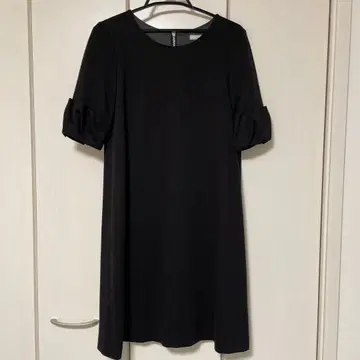 BEATRICE 블랙 반팔 무릎 기장 원피스