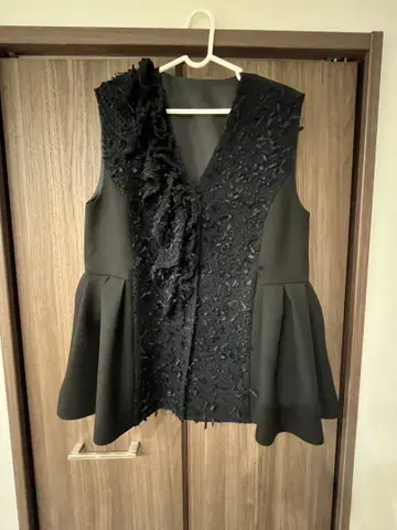 re.verofonna 프릴 달린 블랙 베스트 사이즈 38