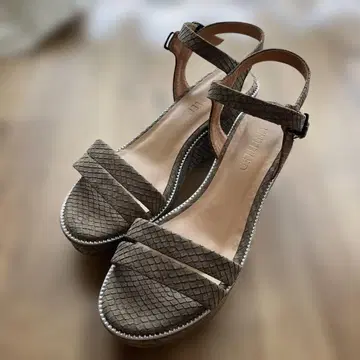 UNTITLED 24.0 그레이 크로스 스트랩 샌들