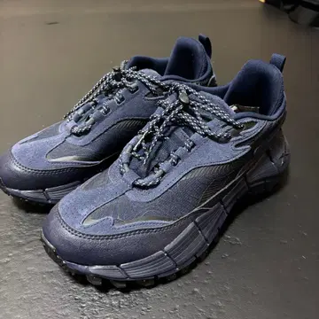 리복 emmi 트레일 러닝 스니커즈