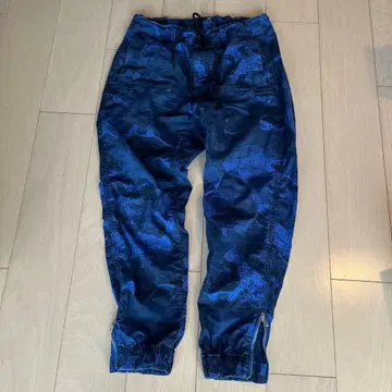 블루 계열 카모 패턴 조거 팬츠