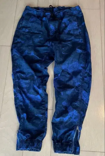 블루 계열 카모 패턴 조거 팬츠