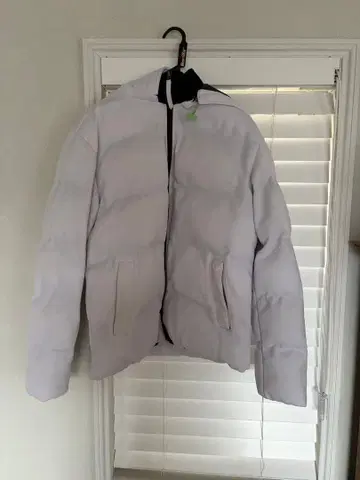 화이트 후드 부착 다운 자켓