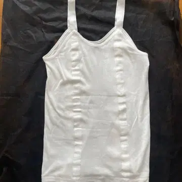 thenime OVERNEATH 화이트 탱크탑