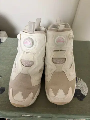 리복 펌프 스니커즈 화이트