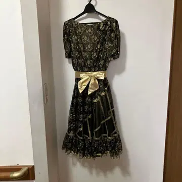 En+Lave 블랙 금 플로럴 드레스