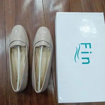 Fin 베이지 에나멜 플랫슈즈