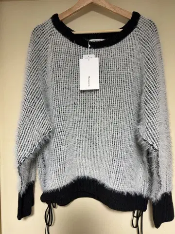 classicalelf 사이드 리본 사용 페더얀 샤기 배색 니트