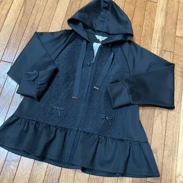 슈퍼 뷰티 프릴 달린 블랙 후드티 44