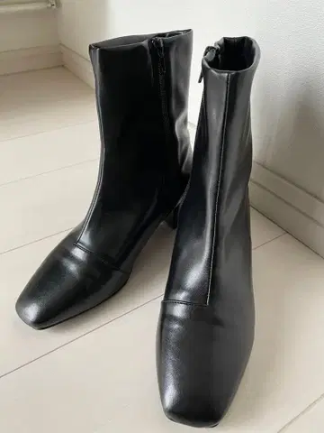 UR's 블랙 가죽 스퀘어토 숏부츠