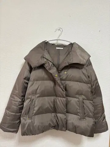 브라운 다운 자켓 후드 부착