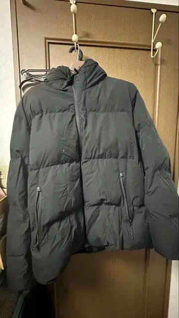 GU 블랙 다운 자켓 후드 부착