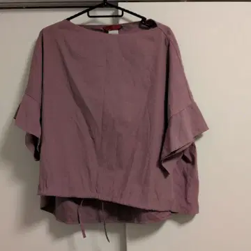 보라색 반팔 상의