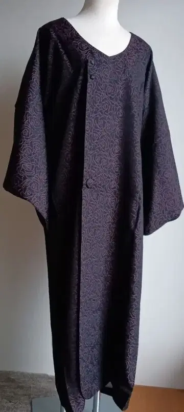 블랙과 보라색 꽃무늬 치요다 카라 와나 코트 기장 122cm L18