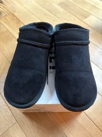 MEI 스웨이드 블랙 슬립온 무스탕