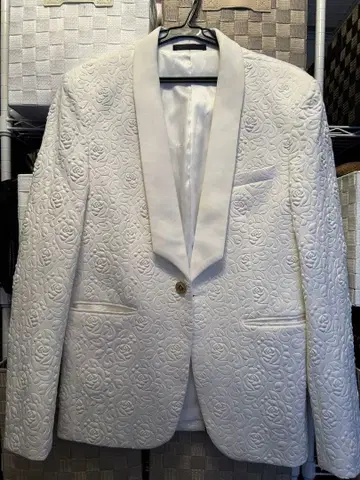 화이트 로즈 턱시도 자켓 화이트 수트 소스타누토