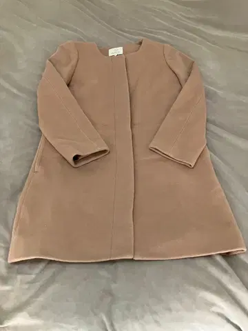 퍼 달린 베이지 롱 코트