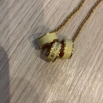 마크제이콥스 크림색 3링 목걸이