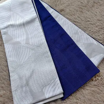 잎 무늬 반폭 오비 은사 화이트와 네이비