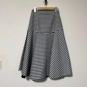 보더스 앳 발코니 스커트