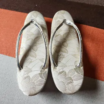 꽃무늬 조리 베이지 계열 일본 의류