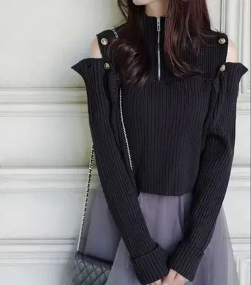 어깨 슬릿 2WAY 버튼 활용 하프 지퍼 리브 니트