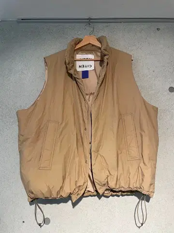 베이지 슬리브리스 다운 베스트