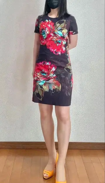 TRINA TURK 꽃무늬 반팔 무릎 기장 원피스