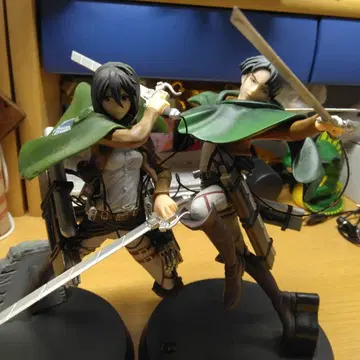 진격의 거인 미카사&리바이 피규어 2체 세트