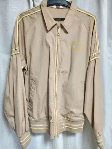 베이지 지퍼 달린 점퍼