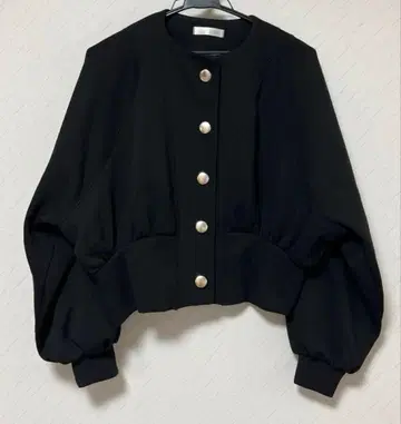 RIVIETTA 버튼 포함 상의