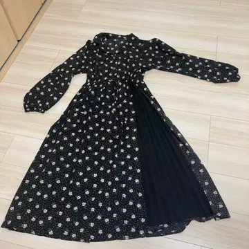 꽃무늬 스커트 절개 원피스