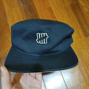 UNDEFEATED 블랙 캡
