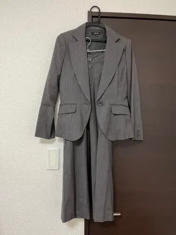 그레이 스트라이프 여성용 수트 셋업