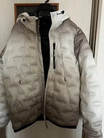 워크맨 후드 부착 다운 자켓 그라데이션 화이트