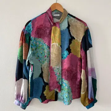 헤럴드보니 새틴 보타이 블라우스 구형 How are you guys?